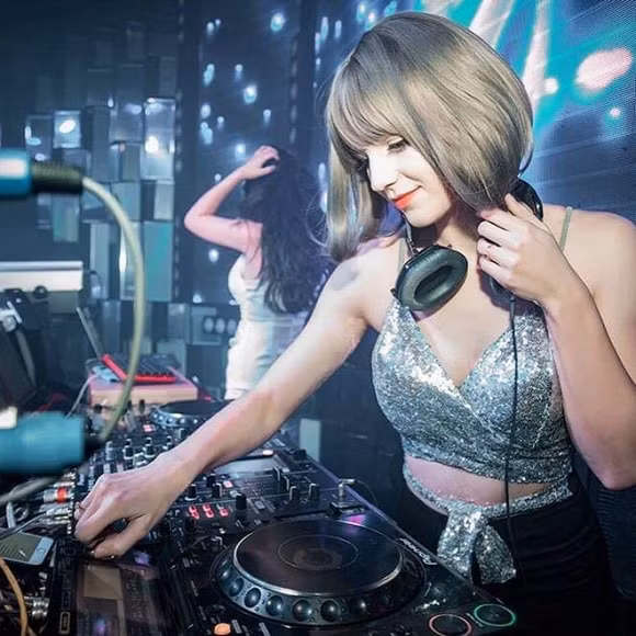 Alexandra Rud (sinh năm 1993) là nữ DJ gốc châu Âu hiện thu hút được nhiều sự quan tâm của giới trẻ Hà Nội.