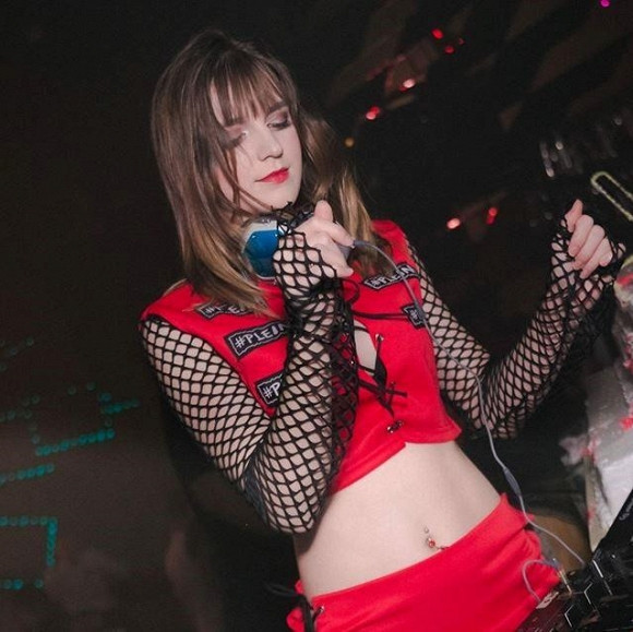 Cô nàng đến từ thành phố Zaporizhia - cách thủ đô Kiev của Ukraine 900km về phía Đông. Nhờ gương mặt xinh như búp bê và thân hình nóng bỏng không kém người mẫu, nữ DJ 9X này trở nên cực hot trong giới trẻ Hà thành.