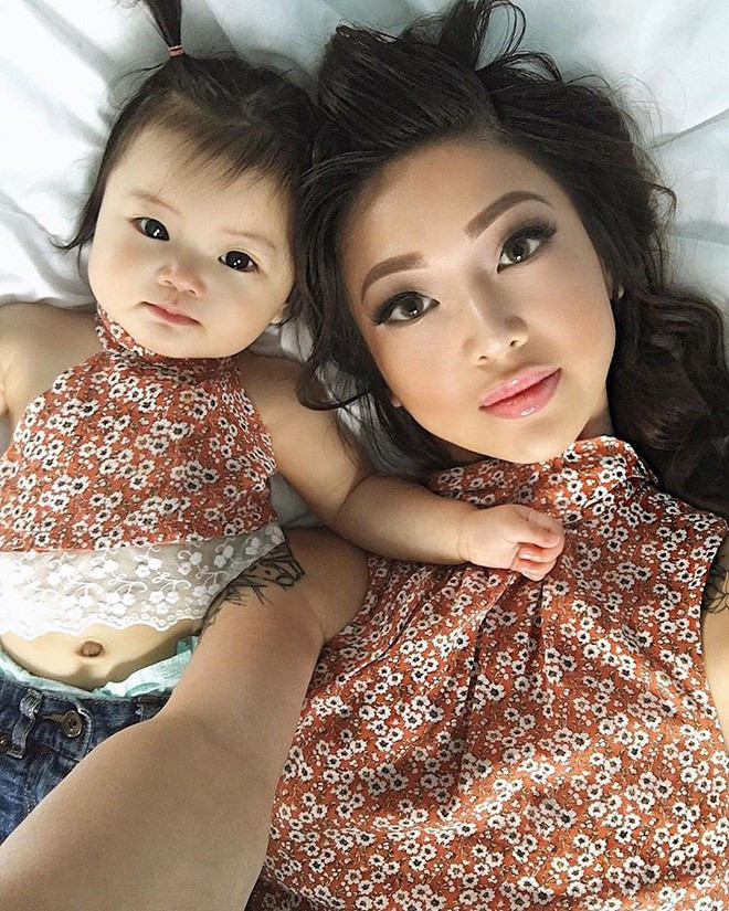 Hai mẹ con có những bức hình chụp cùng nhau vô cùng dễ thương. Michelle thì đẹp nóng bỏng, quyến rũ trong khi cô con gái thì trung hòa bằng sự tinh nghịch và hồn nhiên.