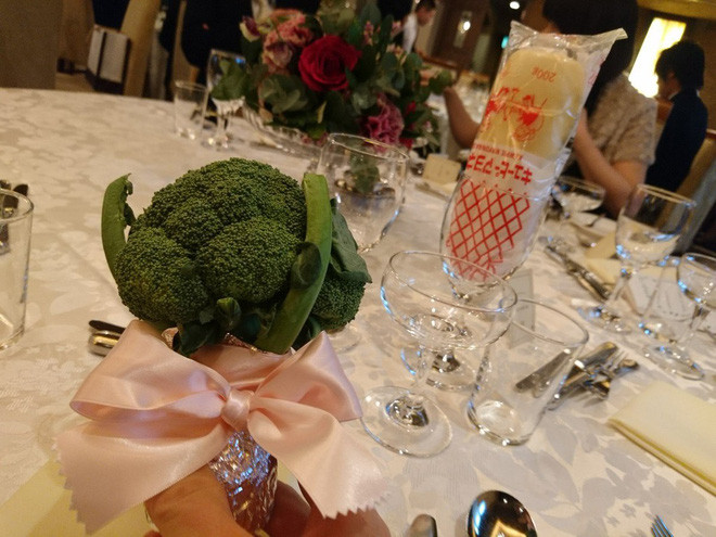 Trên trang cá nhân của mình, Trần Ngọc Vũ Ninh bày tỏ rằng: "Mình đi làm, trưa về chờ tàu điện ngầm mệt mà vẫn cười chết ngất với thánh này. Nhưng phải công nhận là đẹp. Mọi người hỏi sao tặng hoa đẹp thế, ổng nói: "Người yêu em thích độc lạ". Cả khu vỗ tay hoan hô luôn. Chắc chị nhà mê nấu nướng lắm, mấy bác con trai nên học ông anh này nè, tặng hoa hồng làm chi rồi vứt. Tặng hoa này đem bông súp lơ ra xào tỏi chả ngon hơn à. Mình đang bên Trung nha, công nhận mấy thánh bên này lầy thật".