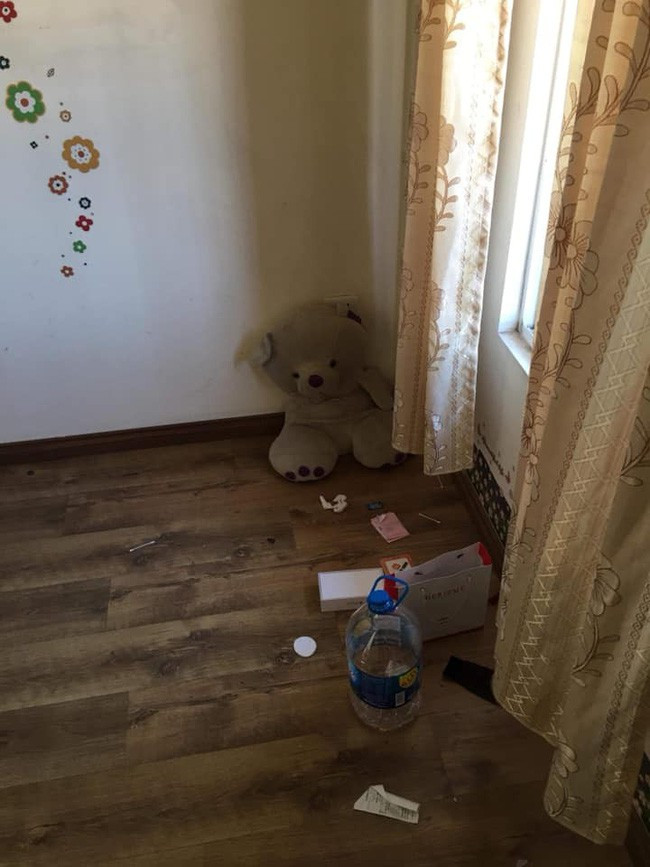 Sau khi em chia xong thì bỗng nhiên 1 chị nhắn tin cho em nói chuyển đi rồi trong khi đồ chị ấy vẫn để đấy và chị ấy cũng không hề nói gì với em. Sau khi chị ấy bảo chuyển đi thì tháng sau em thấy chị ấy vẫn về nhà và vẫn sinh hoạt bình thường như chưa hề có cuộc chia ly, vẫn báo là đã chuyển đi, phòng đấy chỉ ở 2 và chị ấy cũng nói xác định mất cọc vì không báo trước em 1 tháng." B.T chia sẻ thêm.