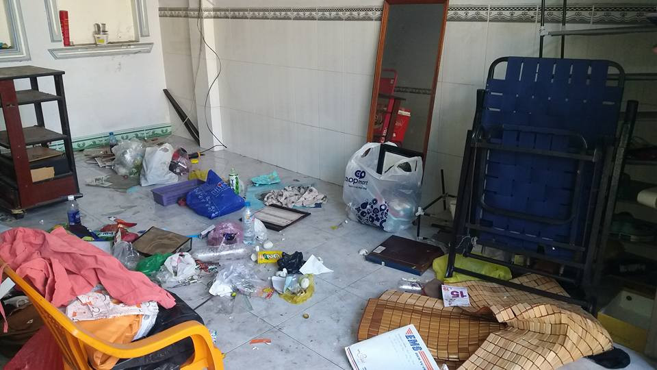 Rất nhanh chóng, cộng đồng mạng đã dùng sức mạnh của mình để tìm ra FB 3 cô gái đi thuê trọ để lại bãi rác cho chủ nhà, còn quỵt tiền dọn dẹp với điện nước. Hàng trăm người lên tiếng chửi bới cùng lúc, kêu gọi 2 cô gái thuê nhà có lương tâm thì nên quay lại trả tiền dọn dẹp và xin lỗi B.T vì thái độ cư xử xấu xí của họ.