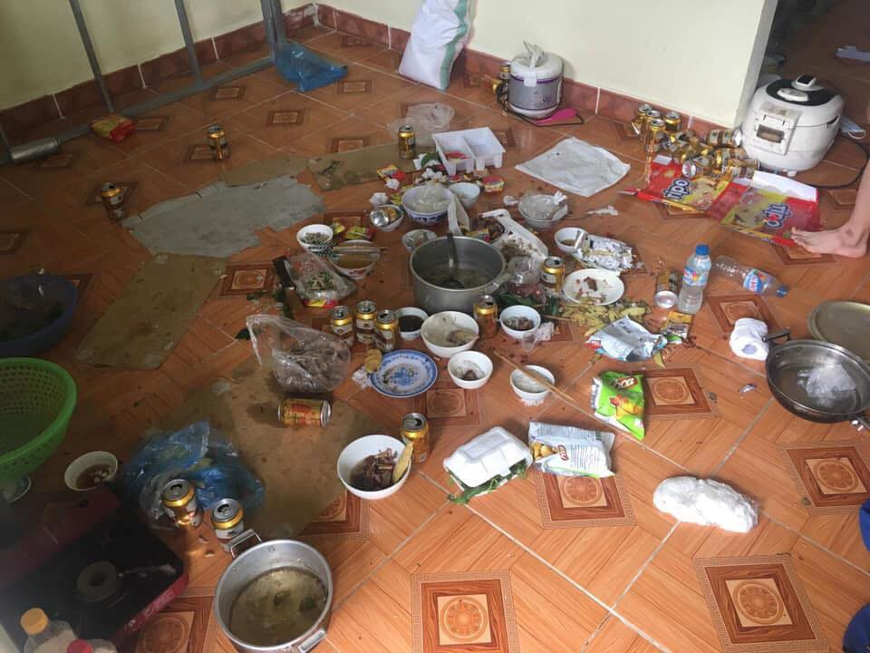 Tuy nhiên, đáp lại làn sóng giận dữ phản đối của dân mạng, thì V.N - 1 trong số 2 cô gái đùn đẩy nhau dọn dẹp lại tỏ ra thách thức, không thừa nhận lỗi sai của mình, khiến mọi người càng ủng hộ B.T và chỉ trích "tam ca" ở bẩn kia càng dữ dội hơn.