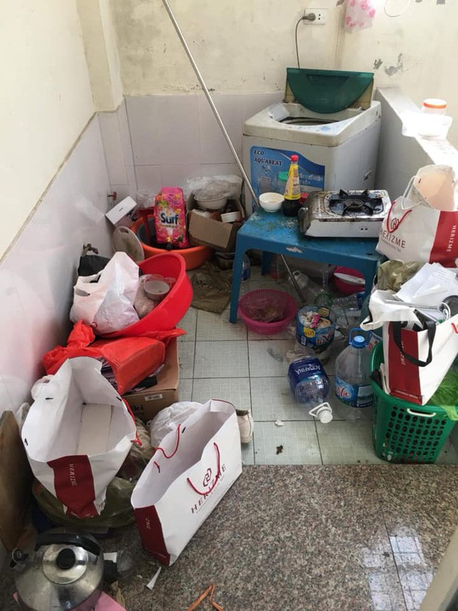 Câu chuyện tình quỵt tiền điện bắt đầu, cô nàng B.T chủ nhân bài viết cho biết: "Nhà em ở tính theo điện nhà dân nên khá rẻ, lúc đầu em có chia theo phòng nhưng vì anh chị trong nhà nói em ở 1 mình chia như thế sẽ thiệt em và các anh chị có đề nghị chia tiền điện theo đầu người và tháng đấy em cũng chia theo đầu người.