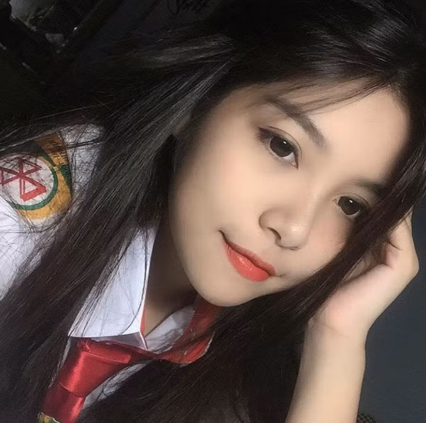 Cô gái 10X Hà thành bị dân mạng "đào mộ" ảnh cũ đó là Vũ Mỹ Tâm Trang (SN 2002, Hà Nội) hiện đang là học sinh trường THPT Nguyễn Bỉnh Khiêm.