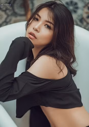 Cùng ngắm một số khoảnh khắc khác của nữ sinh 10X vô tình được biết đến nhờ bức ảnh cũ cách đây 1 năm. Ảnh: FBNV.