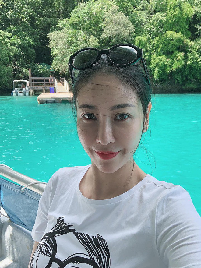 Tuy nhiên, ngoài Giáng My khán giả còn nhận ra một mỹ nhân showbiz khác xuất hiện trong bức ảnh đó chính là hoa hậu Hà Kiều Anh .