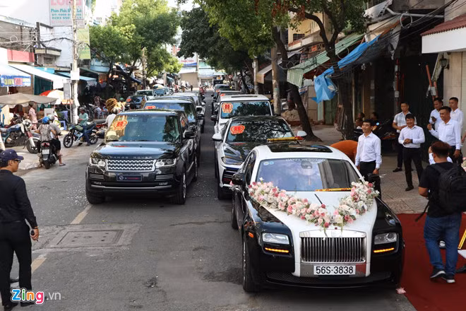 Bên cạnh những khoảnh khắc hạnh phúc của đôi trẻ, dân mạng còn đặc biệt chú ý đến dàn xế "khủng" xuất hiện tại đám cưới con gái Minh Nhựa như Lamborghini Urus, Bentley Bentayga, Range Rover...