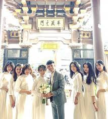 Trong hầu hết tấm hình, cô dâu Joyce Pham luôn nở nụ cười tươi bên chồng, người thân và bạn bè. Ái nữ nhà Minh Nhựa cũng không quên khoe loạt trang sức đắt tiền khiến nhiều người chú ý.