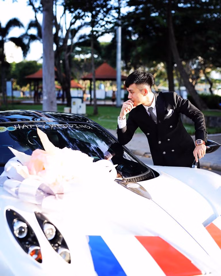 Minh Nhựa (tên thật Phạm Trần Nhật Minh, sinh năm 1983) là con trai ông Phạm Văn Mười - tổng giám đốc công ty nhựa nổi tiếng ở Việt Nam.