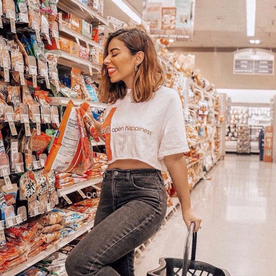 Đặc điểm của siêu thị và cửa hàng tiện lợi là phía trong, những dãy để đồ thường có rất nhiều màu sắc, chỉ cần đứng vào thôi có che mặt cũng thấy đáng yêu và điều này là nền cực tốt để sống ảo.