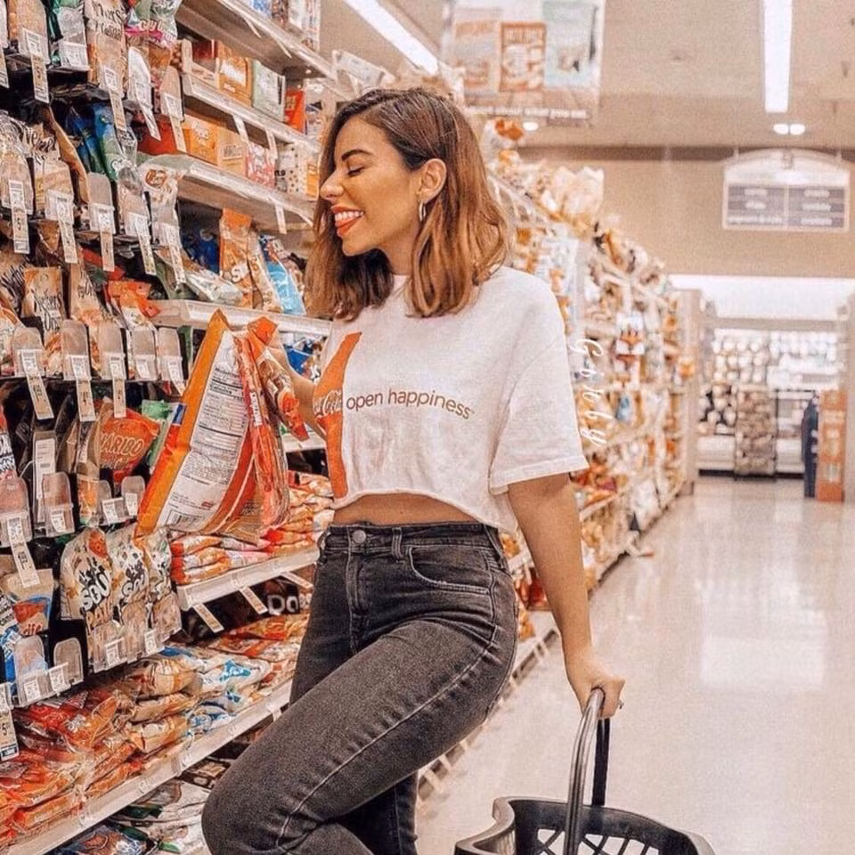 Đặc điểm của siêu thị và cửa hàng tiện lợi là phía trong, những dãy để đồ thường có rất nhiều màu sắc, chỉ cần đứng vào thôi có che mặt cũng thấy đáng yêu và điều này là nền cực tốt để sống ảo.