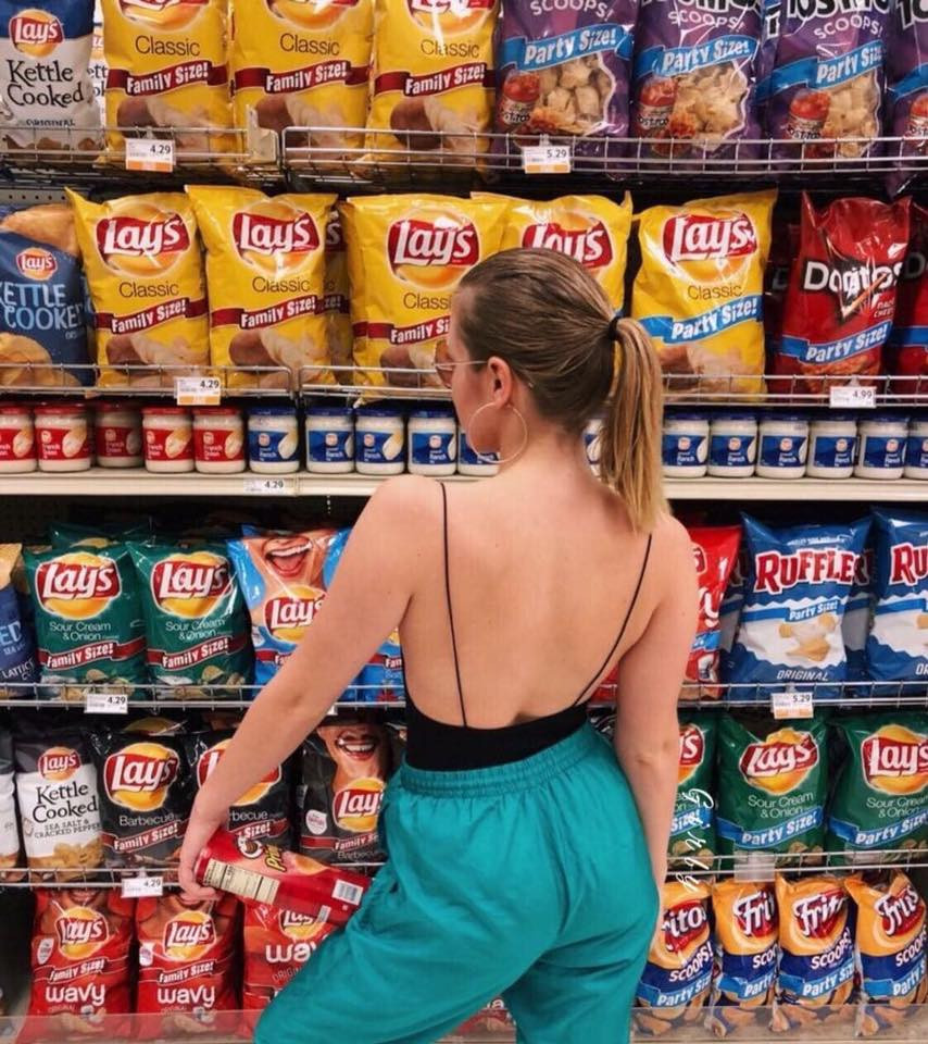 Chỉ cần tạo dáng nhẹ, quay lưng và không cần lộ mặt là đã có bức ảnh sống ảo nghìn like trên MXH rồi.