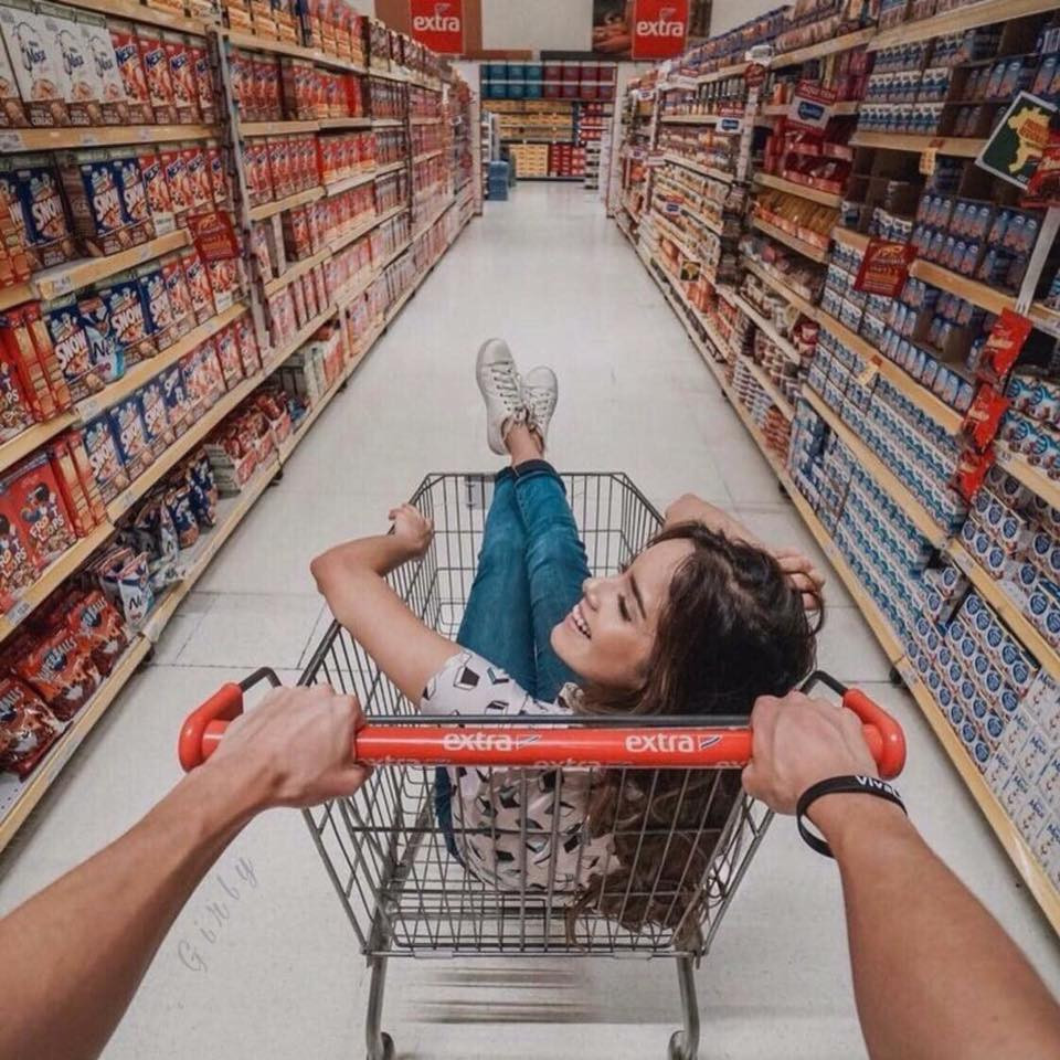 Ở trong siêu thị, có một phụ kiện quen thuộc mà các chị em khó có thể bỏ qua cho màn sống ảo của mình đó chính là chiếc xe đẩy khi đi mua hàng.