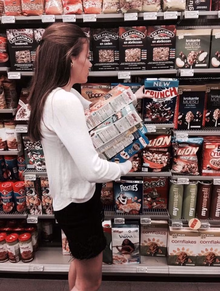 Giả vờ mua sắm, ôm thật nhiều đồ là thấy các chị em đảm đang ra sao rồi.