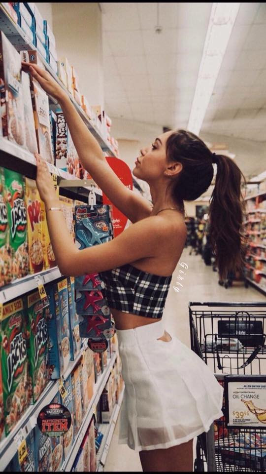 Tạo dáng giả vờ lựa đồ là hội chị em đã có một bức ảnh đẹp rồi.