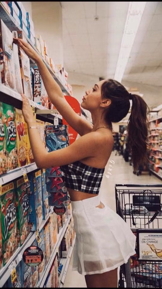 Tạo dáng giả vờ lựa đồ là hội chị em đã có một bức ảnh đẹp rồi.