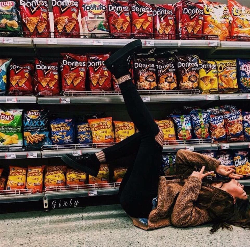 Dù đứng, ngồi hay nằm trong siêu thị đều khiến những bức hình của hội chị em sẽ trở nên cực độc đáo trên MXH.