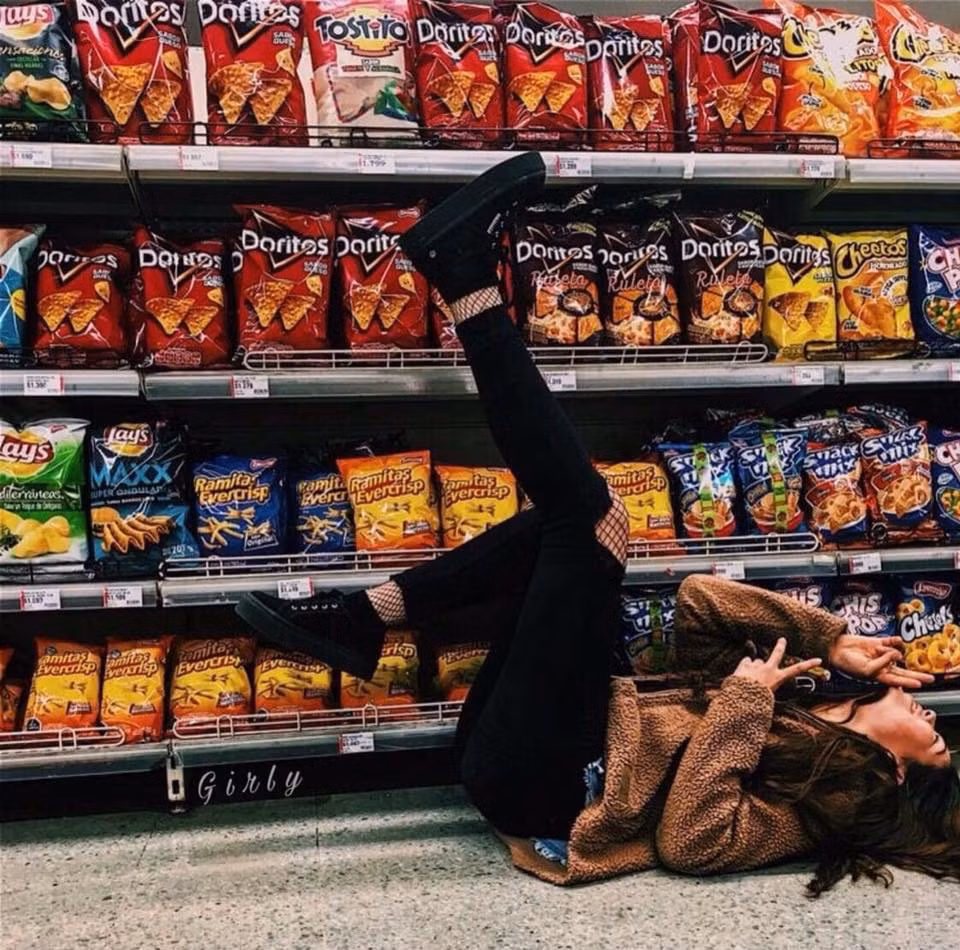 Dù đứng, ngồi hay nằm trong siêu thị đều khiến những bức hình của hội chị em sẽ trở nên cực độc đáo trên MXH.