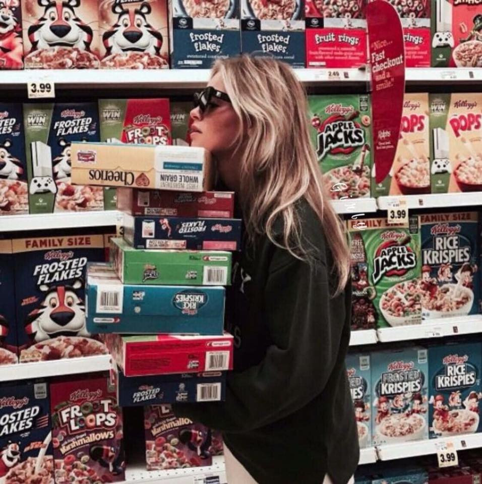 Bình thường người ta vào siêu thị để mua đồ rồi đi ra, cùng lắm là ngồi lại ăn hết que kem hay hộp mỳ rồi nhanh nhanh chóng chóng di chuyển tới nơi khác. Ít ai biết rằng đây là 1 background xuất sắc để hội chị em MXH chụp ảnh chơi để đăng Facebook.