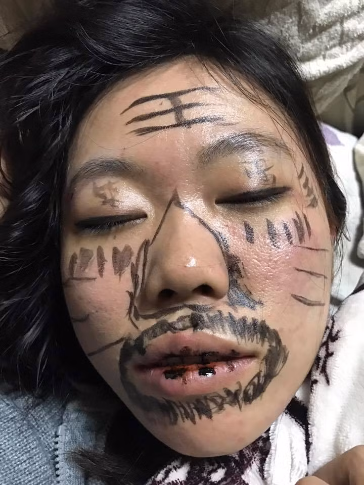 Điều thú vị trong mỗi bức hình đều kèm theo một chú thích vô cùng thú vị từ người chồng gửi gắm đến vợ của mình đang trong tình trạng say rượu.