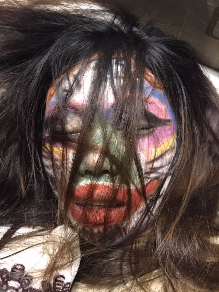 Khi nhìn thấy những bức ảnh về khuôn mặt mình được các ông chồng trang trí, chắc chắn các cô nàng sẽ giật mình và không nhận ra.