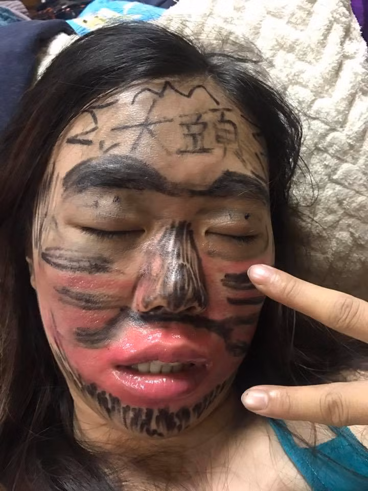 Không chỉ có vẽ mặt, các ông chồng còn làm rất nhiều trò để dìm hàng cô vợ đáng thương đang lâng lâng trong men nồng.