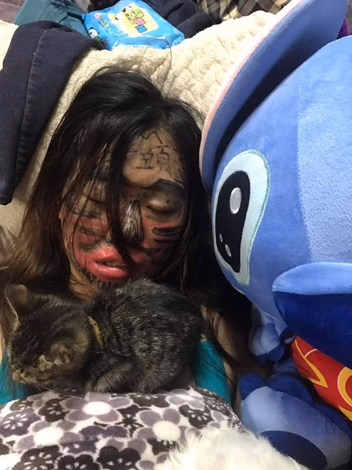 Cụ thể nhân lúc vợ nhậu say, các "đức ông chồng" đã sử dụng những hoa tay của mình để thể hiện tài năng vẽ vời và chất liệu để làm nền đó là chính khuôn mặt của cô vợ.