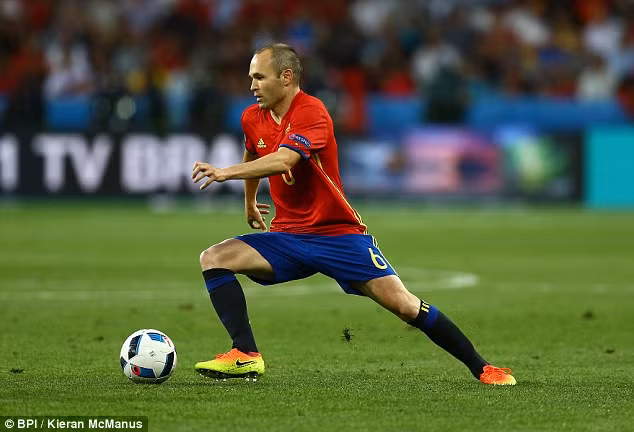 Andres Iniesta cũng từng là người hùng của La Roja khi ghi bàn thắng quyết định trong trận chung kết FIFA World Cup 2010 trước Cơn lốc màu da cam.