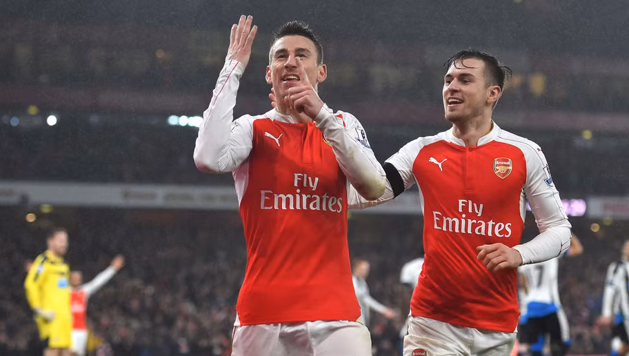 Arsenal có thể dành cho Theo Walcott - một siêu dự bị với bản hợp đồng có mức lương lên tới 110 ngàn bảng/ tuần. Thế nhưng với trung vệ ngôi sao như Laurent Koscielny chỉ nhận được mức đãi ngộ khiêm tốn 60 ngàn bảng/ tuần.