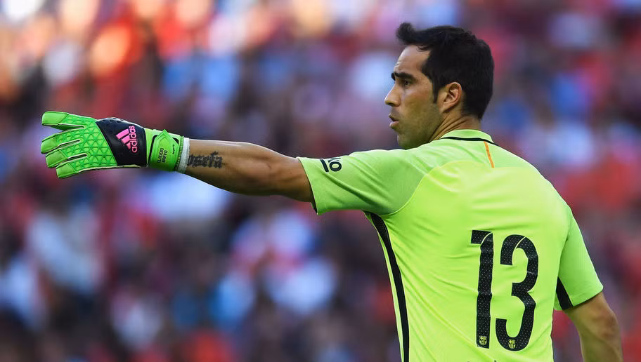 Ít ai biết, thủ thành số một của Barcelona ở La Liga mùa vừa qua Claudio Bravo hưởng mức lương vô cùng bèo bọt là 33,5 nghìn bảng/ tuần. Đãi ngộ này của anh thậm chí còn kém hơn một số cầu thủ trẻ.