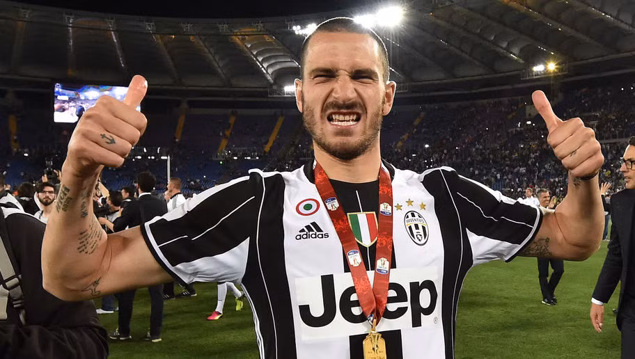 Leonardo Bonucci là một trong những trung vệ xuất sắc nhất thế giới nhưng chỉ hưởng mức lương thấp so với mặt bằng chung ở các giải đấu hàng đầu châu Âu là 62,5 ngàn bảng/ tuần.