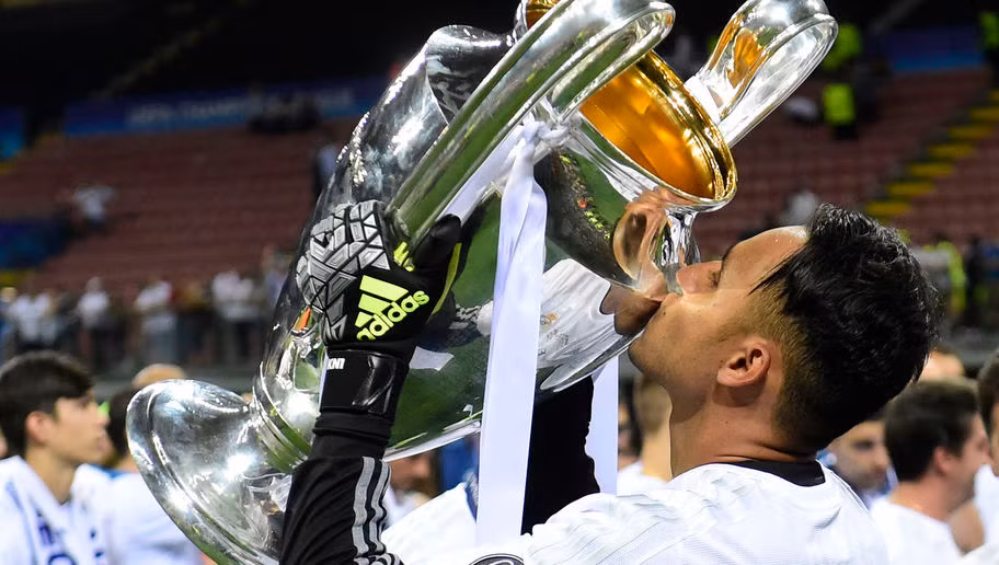 Sau khi Iker Casillas ra đi, Keylor Navas chính là người gác đền giúp CĐV Real Madrid cảm thấy vô cùng yên tâm và chính chàng thủ môn người Costa Rica này là một phần không thể thiếu để đưa CLB Hoàng gia Tây Ban Nha đến với chức vô địch UEFA Champions League 2015/2016. Thế nhưng ít ai biết rằng, mỗi tuần ngôi sao bóng đá này chỉ nhận vỏn vẹn mức lương là 55 ngàn bảng.