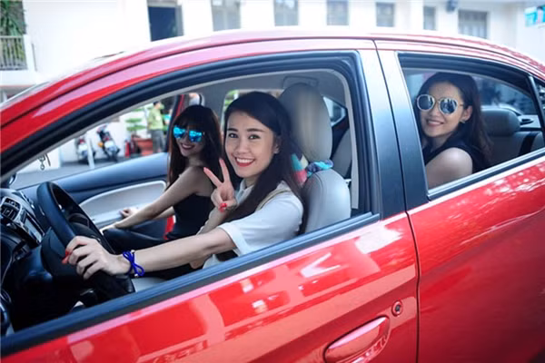 Ngọc Thảo cũng vừa công khai việc tậu xế hộp, cô nhanh chóng được liệt vào danh sách những hotgirl sang chảnh nhất làng hot teen Việt.