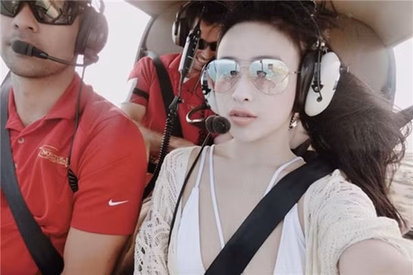 Trong năm 2016, các hot girl Việt đã liên tục cho lên sóng những bức ảnh "khoe của" của mình trên trang cá nhân. Nhắc về "độ chơi", khó ai có thể qua được cô nàng xinh đẹp Huyền Baby - gái 1 con sở hữu đường cong nóng bỏng này liên tục khoe những bức ảnh đi du lịch từ thiên đường Maldives cho tới kinh đô Paris.