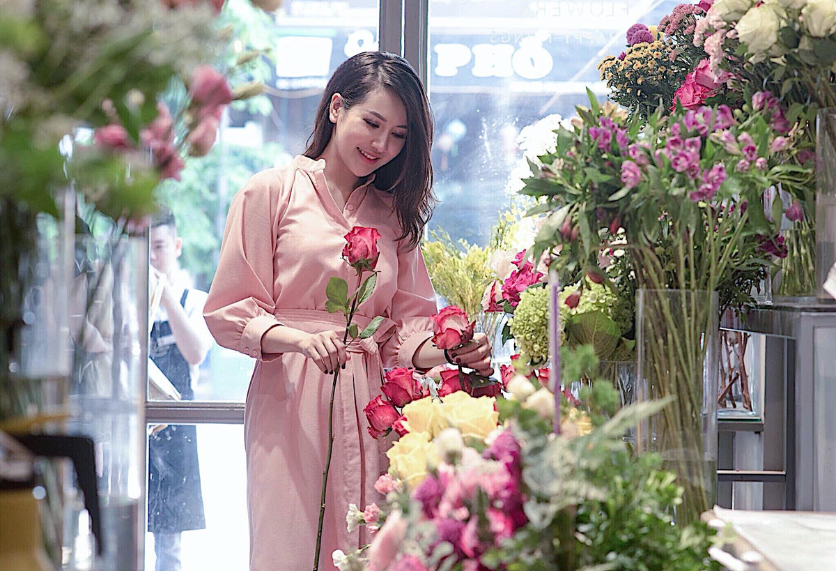 Dù trong vai trò một nữ chiến sĩ CSGT hay một bà nội trợ đích thực, Mai Ly cũng tự tin và rạng rỡ với vẻ ngoài chẳng kém cạnh ai của mình.