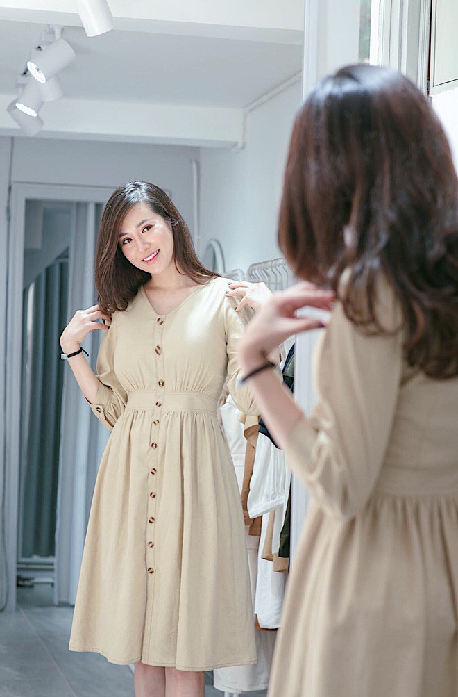 Không chỉ sở hữu thần thái rạng rỡ, lối ăn mặc có gu, nữ cảnh sát 8x còn khiến nhiều người ngưỡng mộ với cuộc sống gia đình hạnh phúc.