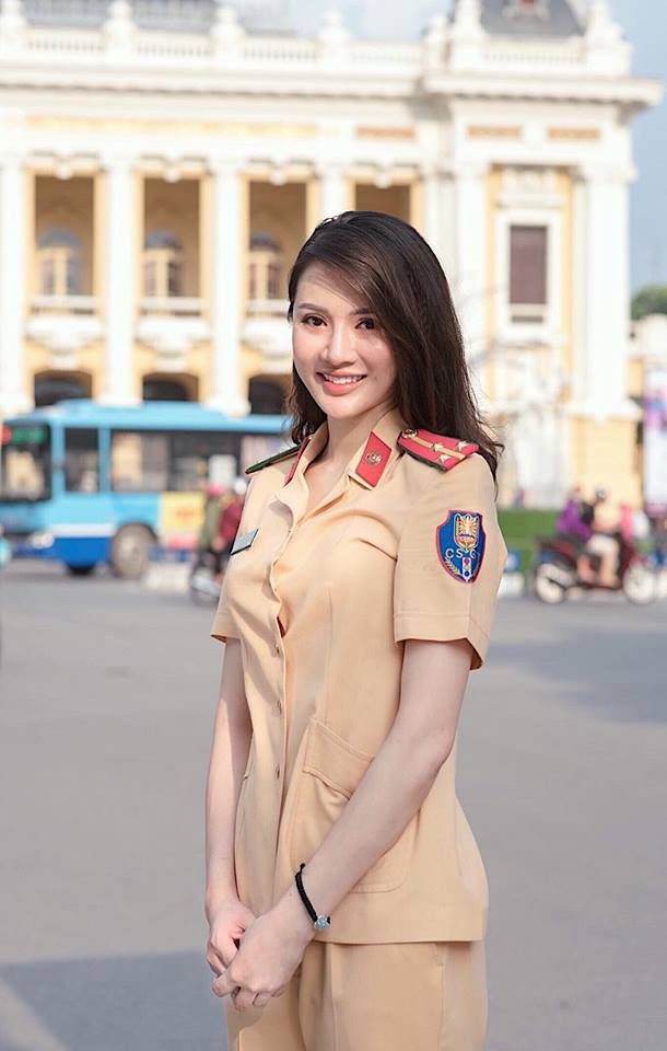 Mai Ly sinh năm 1988, tốt nghiệp khoa Giao thông, trường Trung cấp Cảnh sát nhân dân. Cô hiện đang công tác tại cơ quan công an quận Thanh Xuân, Hà Nội.