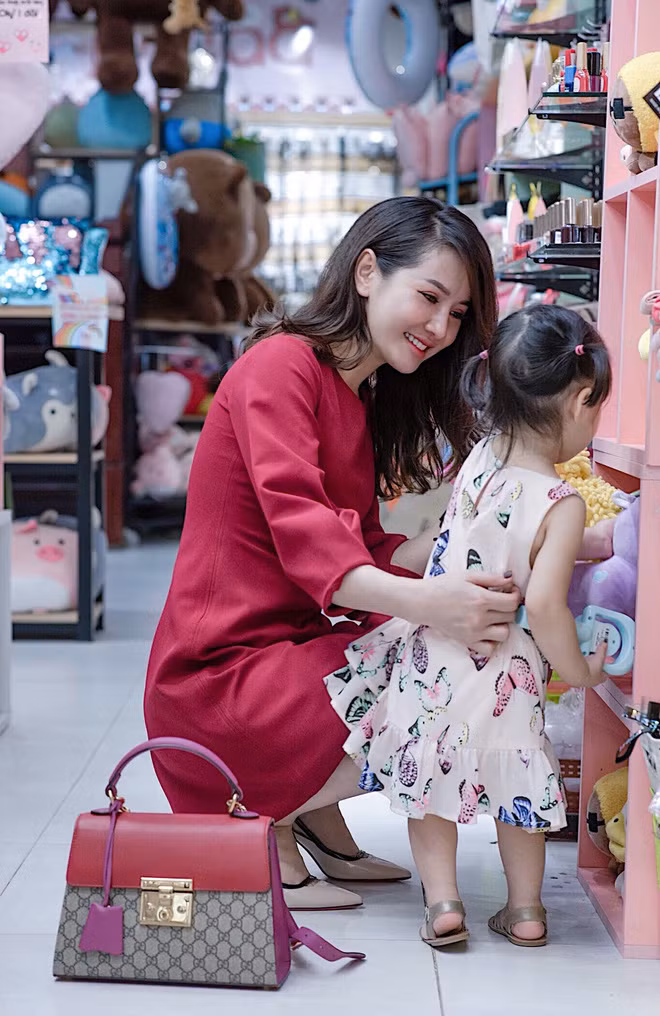 Sau khi ra trường, Mai Ly ở lại Hà Nội công tác và kết hôn. Chồng của cô gái quê Thanh Hóa cũng là cảnh sát giao thông.