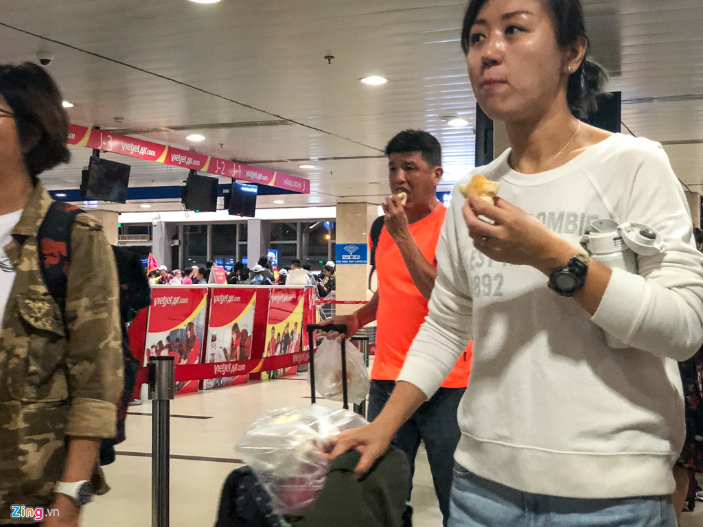 Trong khi đó, một số người chọn phương án tranh thủ lót dạ trong thời gian chờ đợi trước khi lên máy bay.