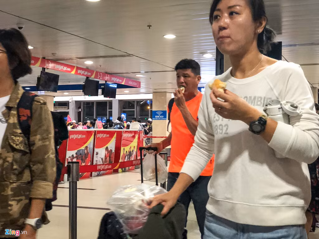 Trong khi đó, một số người chọn phương án tranh thủ lót dạ trong thời gian chờ đợi trước khi lên máy bay.