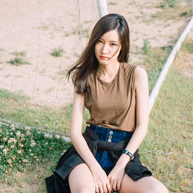 Sở hữu vẻ đẹp ngọt ngào với làn da trắng hồng rạng rỡ, khuôn mặt v.line thời thượng, mái tóc dài đen óng cùng thân hình thon gọn, nhiều người sẽ nhầm tưởng Panda Fonnapha là một hot girl của xứ Hàn chứ không phải mang quốc tịch Lào.