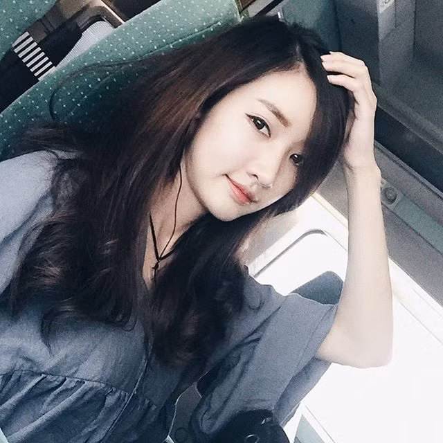 Được biết, cô nàng hot girl người Lào - Panda Fonnapha bất ngờ nổi tiếng sau khi được một fanpage chuyên "đào mộ" hot girl trên mạng xã hội đăng tải những bức hình của mình.