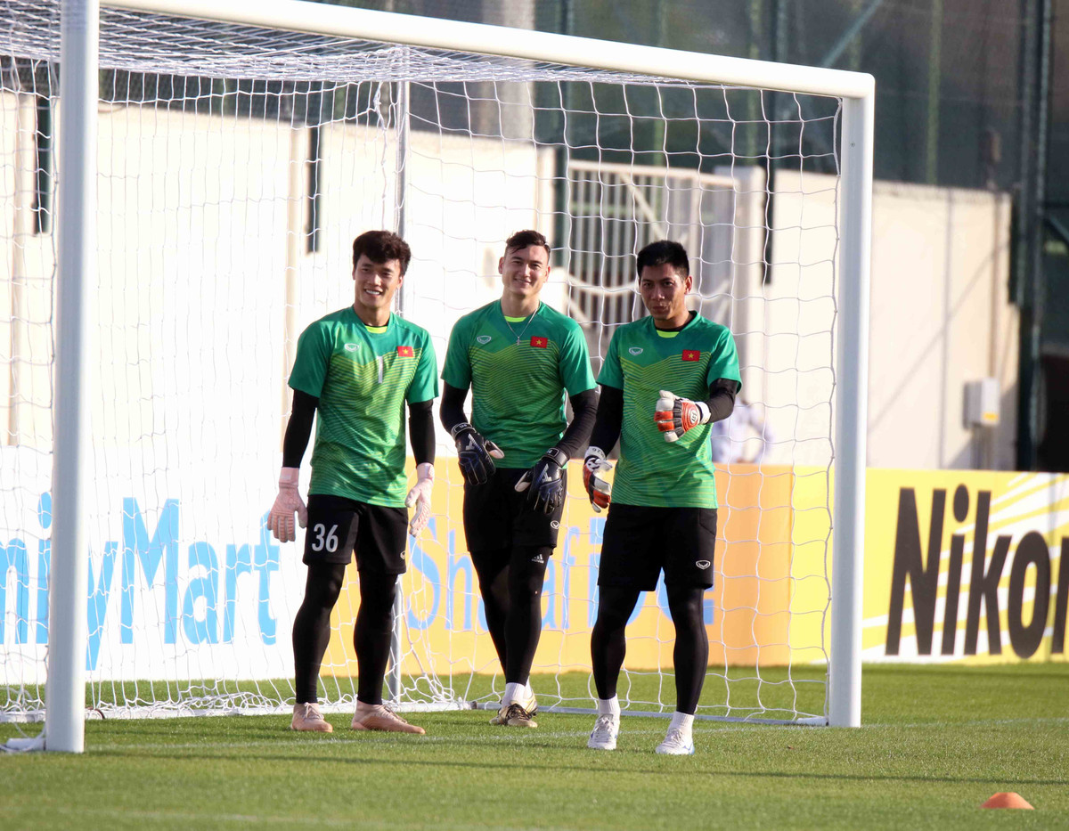 Chiều mai (15/1), đội sẽ có buổi tập làm quen sân thi đấu Hazza Bin Zayed. Trước đó, HLV Park Hang-seo và một cầu thủ sẽ dự họp báo trước trận.