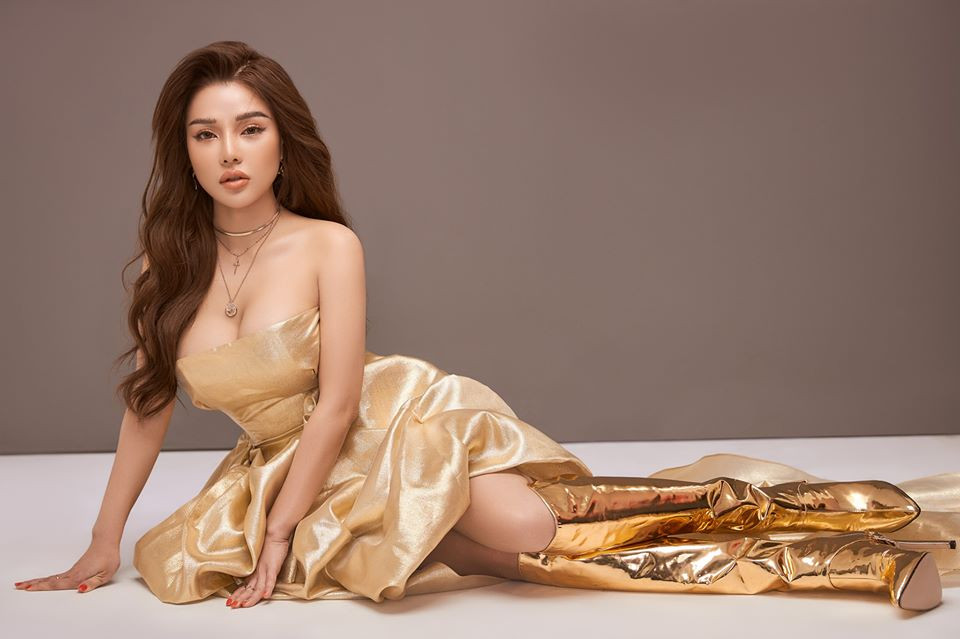 Sau vụ lùm xùm trên sóng truyền hình ôm hôn trai lạ cực tự nhiên, Mon 2k khá im ắng và tập chung cho việc livestream quảng cáo.