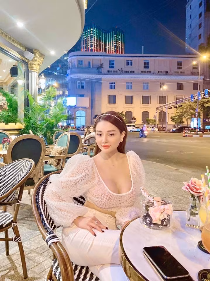 Khi những kẻ hiếu kỳ quyết tâm lùng sục bằng được clip nóng của Mon 2k thì cô gái này tiếp tục liên tiếng khẳng định sẽ dùng phần mềm quét bản quyền. Cá nhân hoặc tổ chức nào giữ clip của cô đều bị "đánh bay" nick.