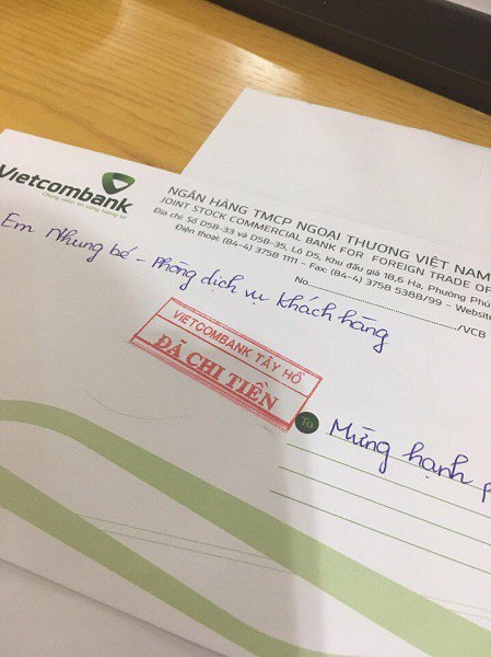 Làm đúng với kỹ năng của một giao dịch viên, cô bạn tên Nhung cẩn thận đóng dấu đã chi đến từ trụ sở mình làm việc.