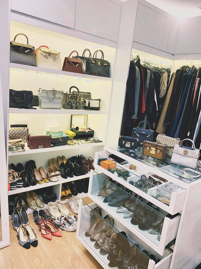 Ngoài những món quà được bạn bè và người thân tặng, phần lớn số đồ hiệu của mình là do Hương Trang tự mua để khích lệ bản thân sau những thành quả làm việc chăm chỉ.