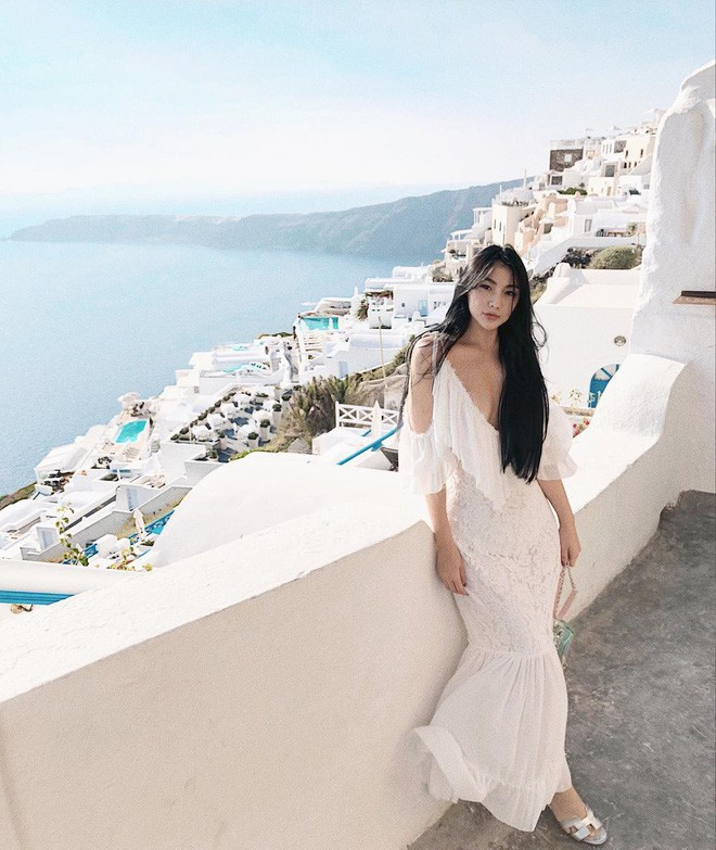 Trong những món đồ hiệu của Hương Trang phải kể đến chiếc túi Hermes Birkin B30 có giá gần 400 triệu, mà cô tự thưởng cho mình cách đây không lâu. Thành viên hội Rich Kid Việt này cũng có một tủ đồ ngập tràn túi hiệu và giày cao gót mà bất kì cô nàng nào cũng mơ ước.