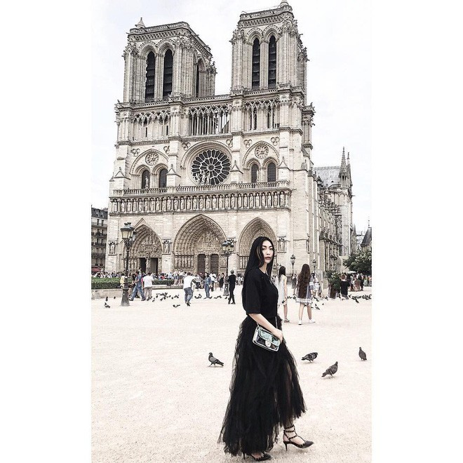 Không chỉ giàu có, Hương Trang còn rất giỏi giang. Cô hiện là bà chủ của một thương hiệu thời trang rất được giới trẻ yêu thích.